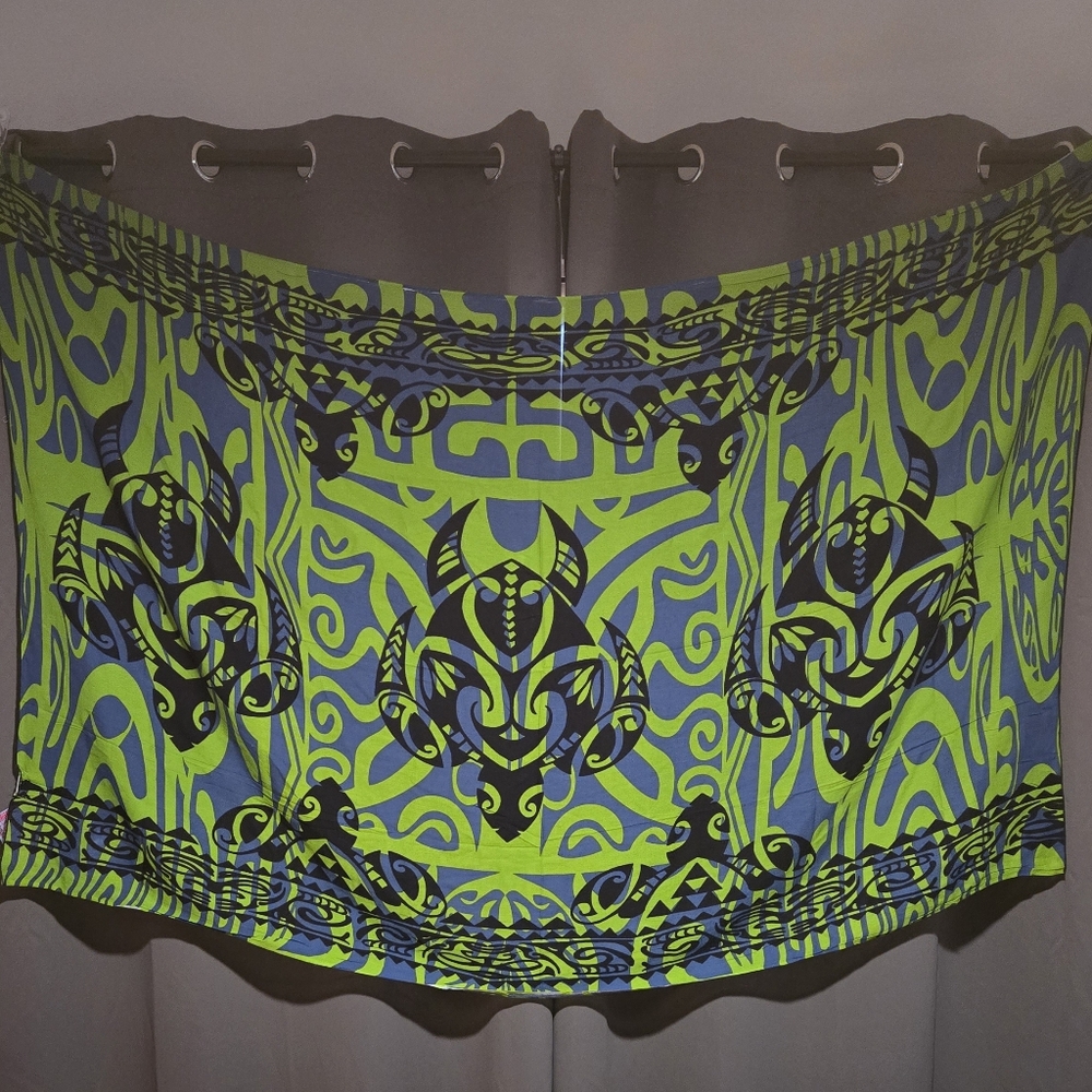 Island Style Hawai'i Pareau Green and Black Polynesian Honu Design 42"X59"